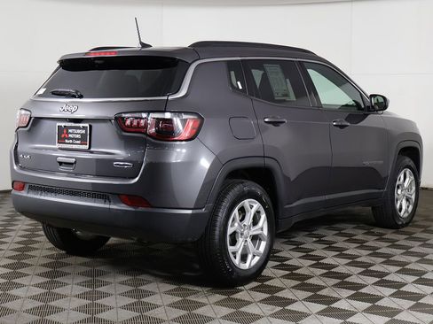 Used 2024 Jeep Compass Latitude w/ Convenience Group AWD/4WD image 7