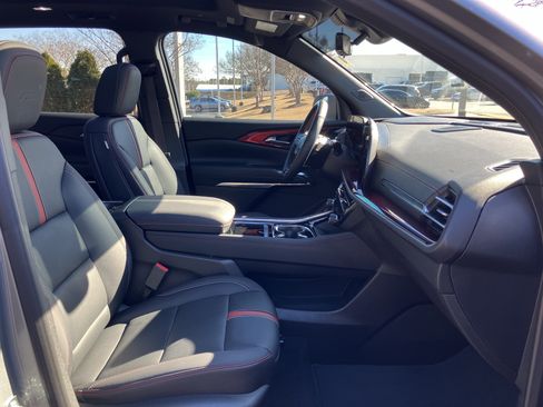 Used 2025 Chevrolet Traverse RS image 36