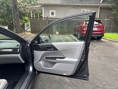 Used 2017 Honda Accord Touring image 12