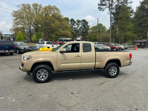 Used 2016 Toyota Tacoma SR5 w/ Exterior Package image 4