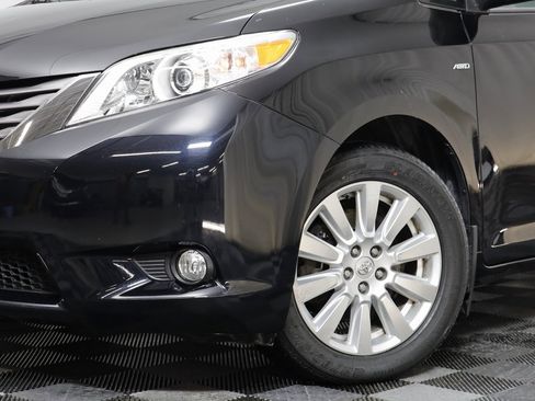 Used 2017 Toyota Sienna XLE image 3