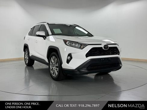 Used 2020 Toyota RAV4 XLE Premium FWD image 4
