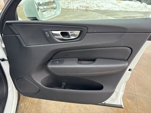 Used 2022 Volvo XC60 B5 Momentum image 33