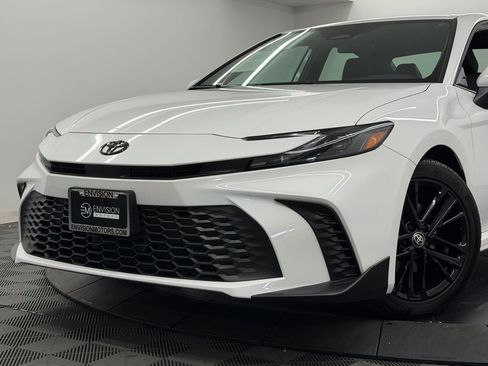 Used 2026 Toyota Camry SE image 3