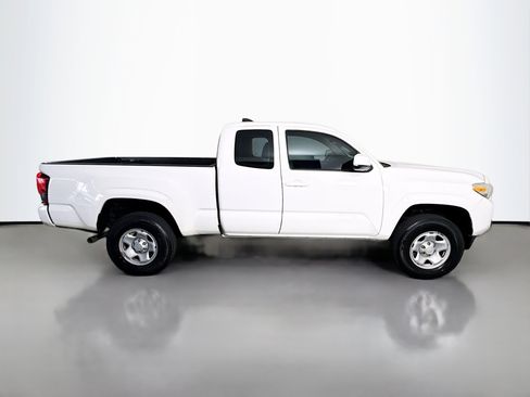 Used 2018 Toyota Tacoma SR w/ SR Convenience Package image 11