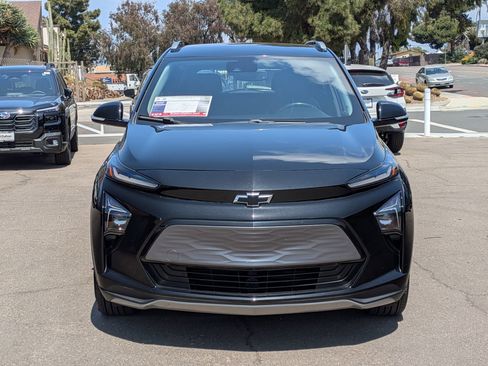 Used 2022 Chevrolet Bolt EUV LT w/ Convenience Package FWD image 2