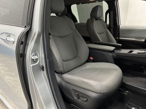 Used 2025 Toyota Sienna XLE image 31