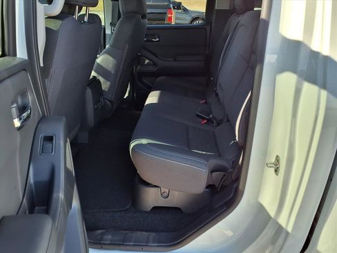 Used 2024 Nissan Frontier SV w/ SV Convenience Package image 16