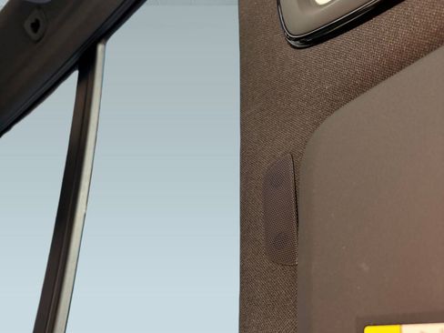 Certified 2025 Volvo XC40 B5 Core image 16