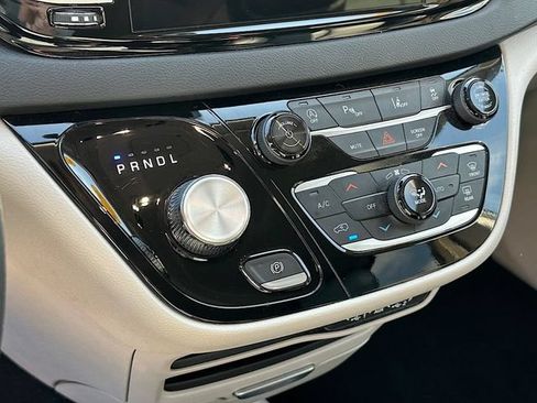 Used 2024 Chrysler Pacifica Touring-L FWD image 25