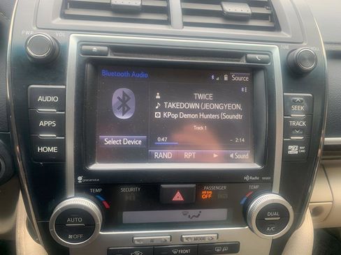 Used 2014 Toyota Camry XLE w/ Leather Package image 6