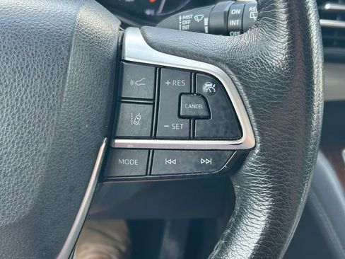 Used 2023 Toyota Sienna XLE FWD image 36