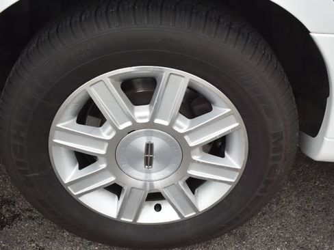 Used 2008 Lincoln Town Car Executive RWD image 46