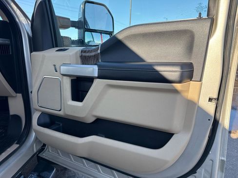 Used 2017 Ford F250 Lariat w/ Chrome Package image 45