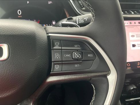 Used 2023 Jeep Grand Cherokee Limited w/ Luxury Tech Group II image 23