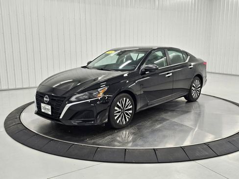 Used 2024 Nissan Altima 2.5 SV FWD image 1
