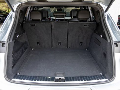 Certified 2025 Porsche Cayenne AWD/4WD image 44