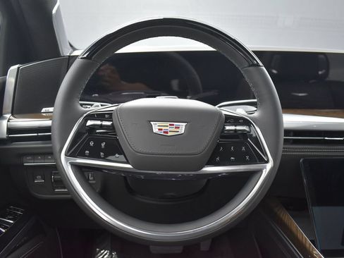 Certified 2026 Cadillac Escalade ESV Platinum Sport w/ LPO, ONYX Package AWD/4WD image 14