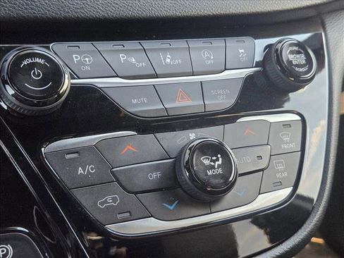 Used 2020 Chrysler Pacifica Touring-L Plus image 15