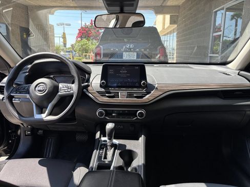 Used 2025 Nissan Altima 2.5 SV FWD image 33