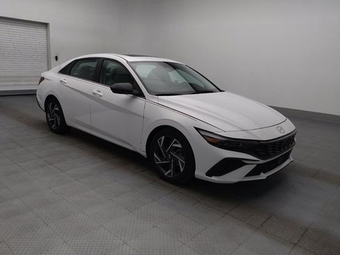 Used 2025 Hyundai Elantra Limited FWD image 11