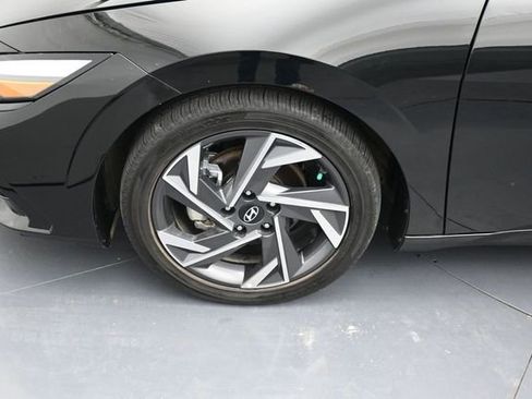 Used 2025 Hyundai Elantra Limited FWD image 9