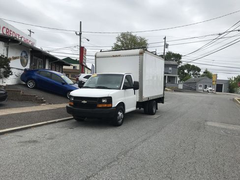 Used 2012 Chevrolet Express 3500 RWD image 2