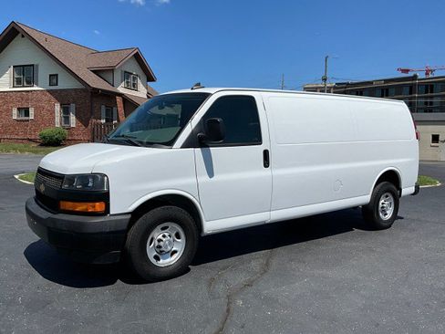 Used 2020 Chevrolet Express 3500 Extended w/ Driver Convenience Package RWD image 3