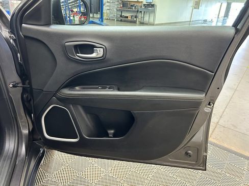 Used 2018 Jeep Compass Latitude w/ Cold Weather Group AWD/4WD image 16