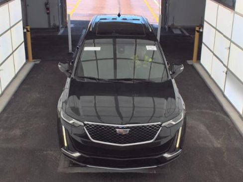 Used 2021 Cadillac XT6 Premium Luxury FWD image 2
