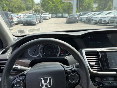 Used 2017 Honda Accord EX image 19