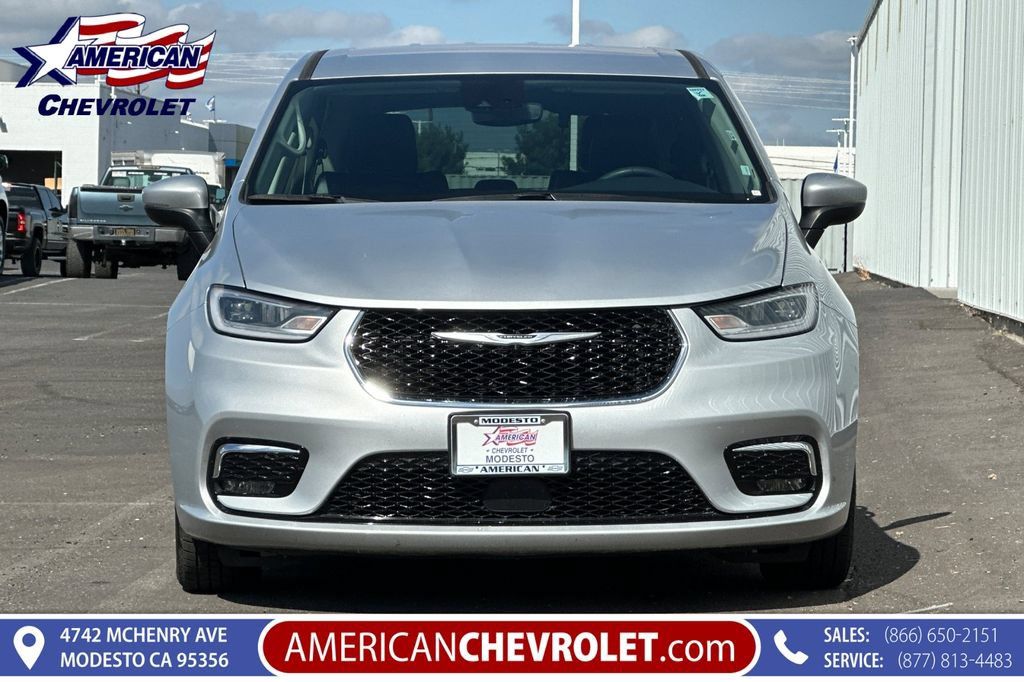 Used 2023 Chrysler Pacifica Touring-L FWD image 9