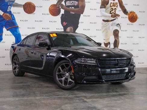 Used 2018 Dodge Charger SXT w/ Blacktop Package image 2