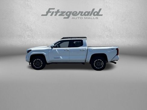 Used 2024 Toyota Tacoma TRD Sport w/ TRD Sport Upgrade Package AWD/4WD image 5