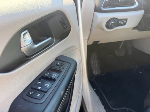 Used 2024 Chrysler Pacifica Touring-L image 20