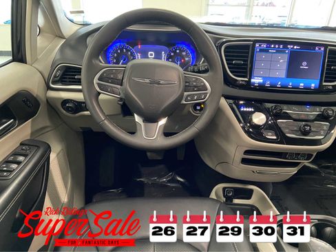 Used 2024 Chrysler Pacifica Touring-L image 21