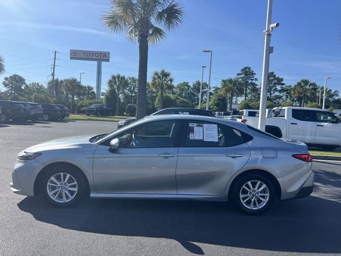 Used 2025 Toyota Camry LE image 7
