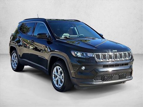 Used 2024 Jeep Compass Latitude AWD/4WD image 3
