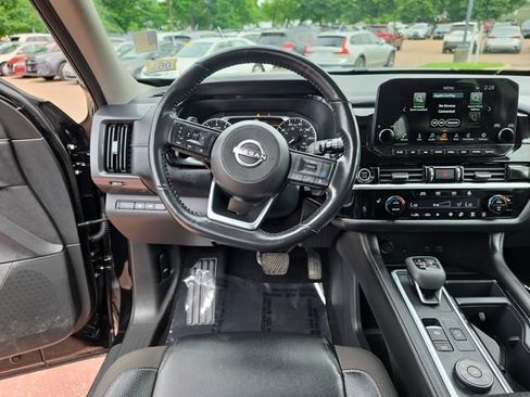 Used 2024 Nissan Pathfinder SL AWD/4WD image 13