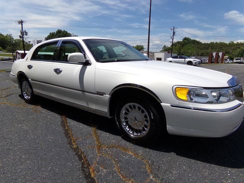 Used 2001 Lincoln Town Car Cartier RWD image 5