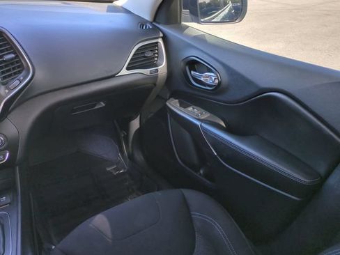 Used 2021 Jeep Cherokee Latitude FWD image 18