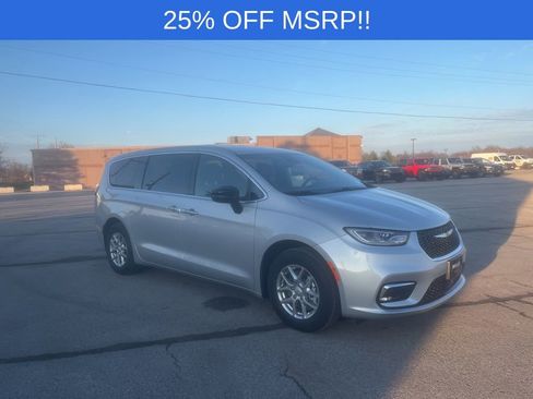 New 2026 Chrysler Pacifica Select image 1