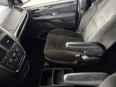 Used 2015 Dodge Grand Caravan SE image 17