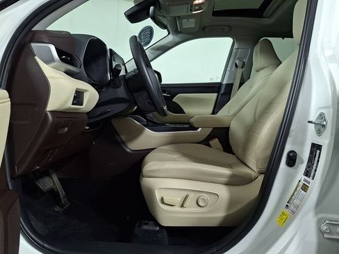Used 2020 Toyota Highlander XLE AWD/4WD image 16