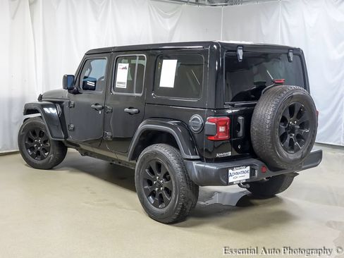 Used 2018 Jeep Wrangler Unlimited Sahara AWD/4WD image 8