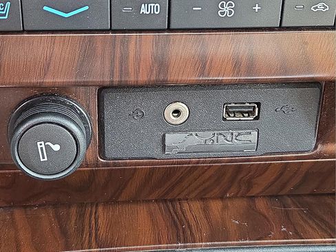 Used 2012 Ford F150 Lariat w/ Lariat Chrome Pkg image 18