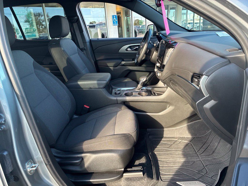 Used 2023 Chevrolet Traverse LT FWD image 18