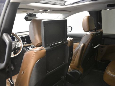 Used 2017 Chrysler Pacifica Limited image 25