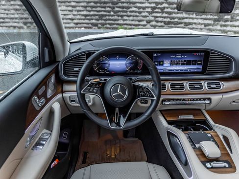 Used 2024 Mercedes-Benz GLS 450 4MATIC image 27
