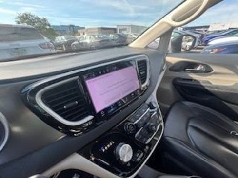 Used 2023 Chrysler Pacifica Touring-L image 15